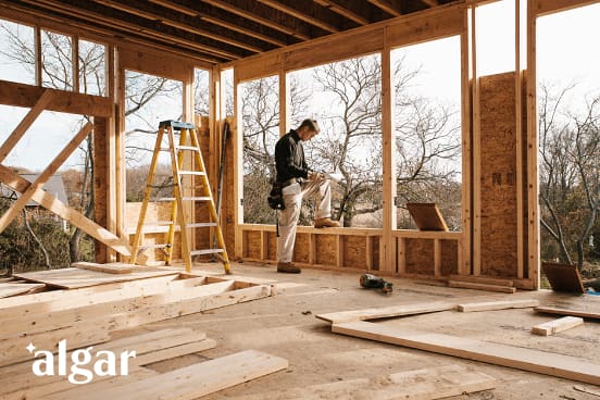 Professionnel sur un chantier de construction